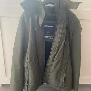 Abercrombie & Fitch weather warrior - En fin jacka i mycket bra skick! Stl M, grön. Passar till höst/vår och kall sommar. Nyligen kemtvättad!