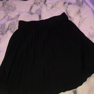 Tjol  - En tjol från Vera Moda. Bra skick, knappt använd alls. Tjolen har som ränder ner men om man inte ser kan man skriva elle dm om ni vill ha en bättre bild❣️