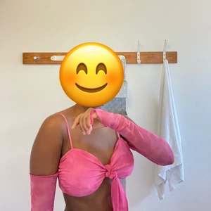 Long sleeve crop top - Säljer den här sköna långärmade toppen (mesh på armarna). Köpt i somras och använd ett fåtal ggr. I jätte bra skick ✨