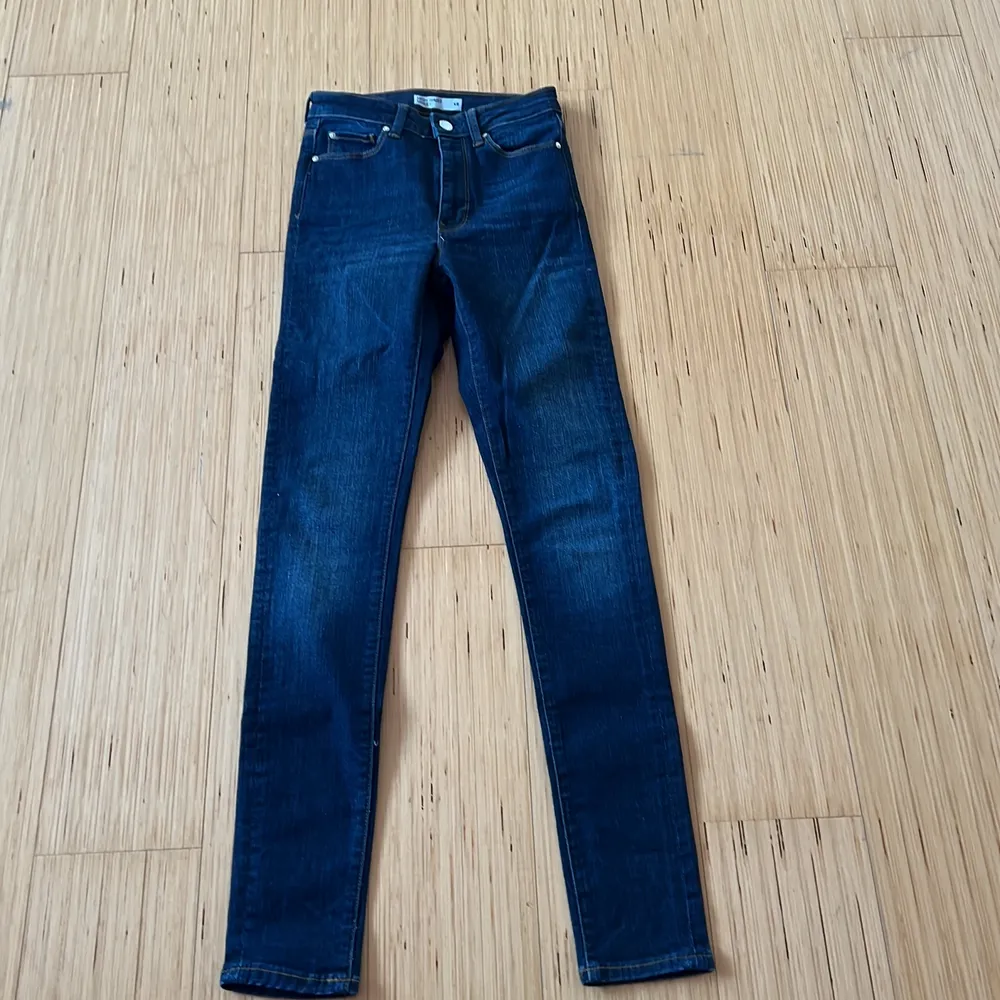 Säljer dessa fina skinny mörkblå jeans, de är helt nya men prislappen är av, de är i storlek xs, säljer de för 100 kr+frakt. Jeans & Byxor.