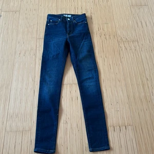 Jeans - Säljer dessa fina skinny mörkblå jeans, de är helt nya men prislappen är av, de är i storlek xs, säljer de för 100 kr+frakt