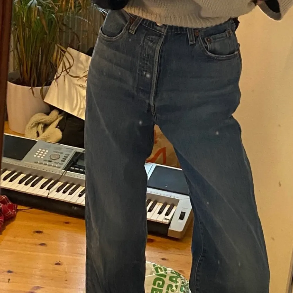 Jättefina Levis ribcage straight ancle jeans som är väldigt sparsamt använda. Säljer då jag inte använder dem men det är inget fel på dem överhuvudtaget. Första bilden är från Levis hemsida och den andra är min egna . Jeans & Byxor.
