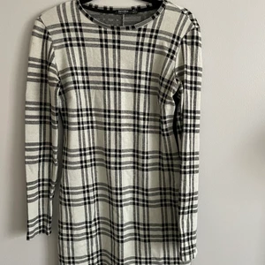 Rutig kort klänning , S - Köpt på Bershka i Spanien storlek small nyskick