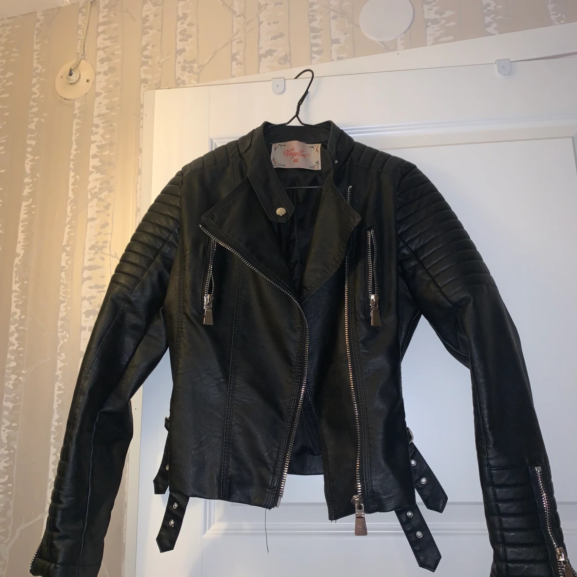 Svart skinnjacka till våren🥰