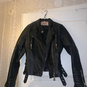 Svart skinnjacka till våren🥰 - Svart skinnjacka till våren. Oanvänd bra till våren i storlek 40