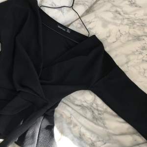 En super fin svart blus med omlott i storlek xs, nästintill oanvänd💕 vida armar med slitz   (Första bilden lånad)