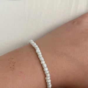 Vitt armband  - Ett naturligt vitt armband, jätte fint, 5kr+frakt. Tar bara Swish, skriv om ni är intresserade❤️❤️