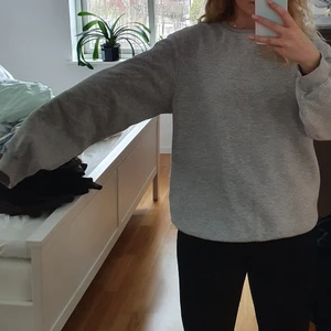 H&M Sweatshirt - Oversize HERR sweatshirt i L. Super mysig och blir bra oversized. Inte mycket använd. 