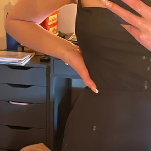 Satin klänning svart  - Jätte snygg satin klänning som är svart och öppen rygg, jätte fin slits på vänster sida av klänningen. Använd endast en gång