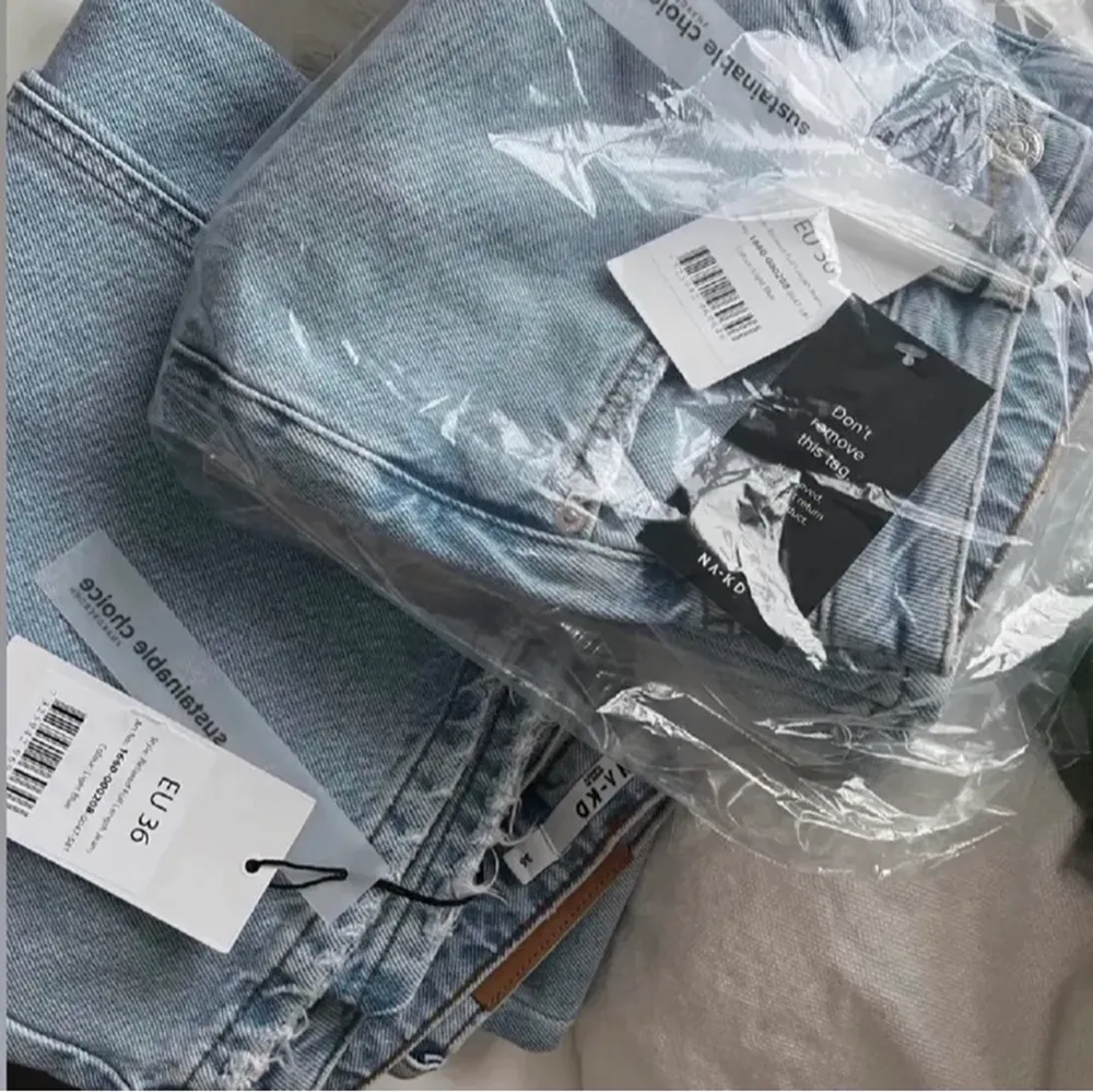 Hej! Nu säljer jag ett par jättefina blåa jeans!💓 De är helt nya och ligger fortfarande i förpackning. (lånade bilder), köpte de av en tjej.🍭De är i strl 36/S men de funkar också som XS😍Jag har xs/s 😘Hoppas någon vill köpa! 🙏🏻🌟 Skriv för fler bilder eller frågor👍🏻🥰 . Jeans & Byxor.