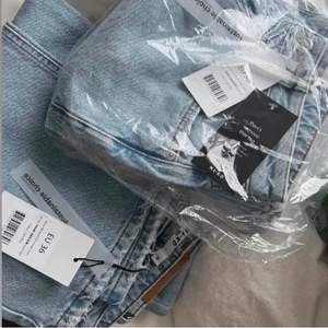 Hej! Nu säljer jag ett par jättefina blåa jeans!💓 De är helt nya och ligger fortfarande i förpackning. (lånade bilder), köpte de av en tjej.🍭De är i strl 36/S men de funkar också som XS😍Jag har xs/s 😘Hoppas någon vill köpa! 🙏🏻🌟 Skriv för fler bilder eller frågor👍🏻🥰 