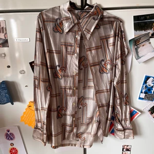 Mönstrad skjorta - Mönstrad, silvrig skjorta. Köpt secondhand. Ganska luftig och tunn!!