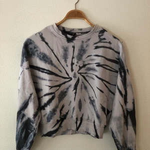 Batikmönstrad blå sweatshirt/tröja - Batikmönstrad cropped blå sweatshirt från H&M Divided. Storlek XS men fungerar även som XXS och S beroende på hur man vill att den ska sitta. Flitigt använd men inga tydliga defekter. Tveka inte att skicka privat vid någon fundering eller om du vill ha någon mer bild på plagget!!🤍