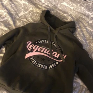 Hoodie - Mörkgrön hoodie från Gina tricot. Fint skick, använd fåtal gånger.