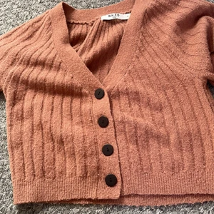 Na-Kd  - Så mysigt kofta man kan knäppa upp knapparna 🥰😊🛍🤍original pris 200