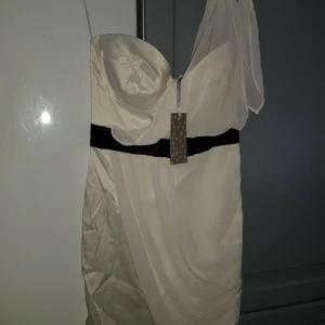 Klänning stl S - Köpt på Nelly. Ny med lapp, dock lite skrynklig då den har legat nerpackad 200kr plus porto 57kr spårbart