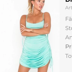 Klänning - OANVÄND! Ser precis ut som på modellen, inte riktigt min stil annars snygg på! Nypris 400kr