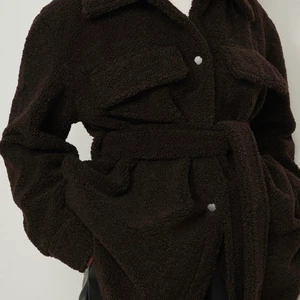 Teddyjacka - Säljer denna teddyjacka som är på bilden fast i svart. Den är helt oanvänd och säljer den pågrund av att den inte har kommit till användning. Skriv för fler bilder! Nypris: 959 ❤️