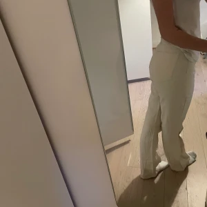 Beige jeans från bikbok - Storlek 25