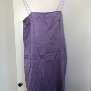 Lila satinkläning - Lila satinkläning i Strl M men liten i storleken. Aldrig använd. Från Pull & Bear