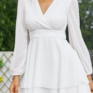 Vit sommar klänning! - Aldrig använt! Storlek L! Väldigt fin! Den var lit för stor för mig eftersom jag är mellan M och L i storlek. Säljer för 200kr + frakt avgift (66kr). Köpte den för  340kr.