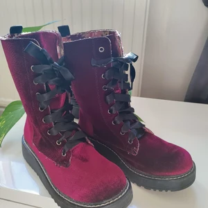 Sammetskönga från RocketDog  - Vinröd sammetskönga från RocketDog i strl 39. Endast provade. Köpta på secondhand. Säljes då mina fötter är för smala för denna modell. Kommer från djur och rökfritt hem. Frakt betalas av köpare. Om man vill ha annat fraktalternativ så går det att ordna. Betalning sker via Swish och varan skickas så fort betalningen inkommit. Jag ansvarar inte för postens slarv. Bud är bindande. Samfraktar gärna.