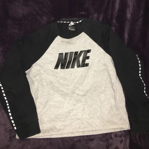 Nike sweatshirt  - Fin Nike sweatshirt i storlek Small. Fickor!