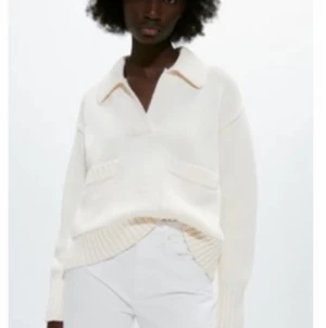 Stickad tröja - Säljer denna stickade tröja från zara i storlek M. Är i vanliga fall en xs/s men köpte en större storlek för en mer oversized fit. Skriv för fler bilder.