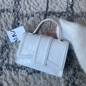 Handväska - Jättefin handväska från Zara💞 Helt oanvänd med prislappen kvar! Säljer pga att jag fick en annan! Kontakta senast tisdag annars lämnar jag tillbaks den!🌸