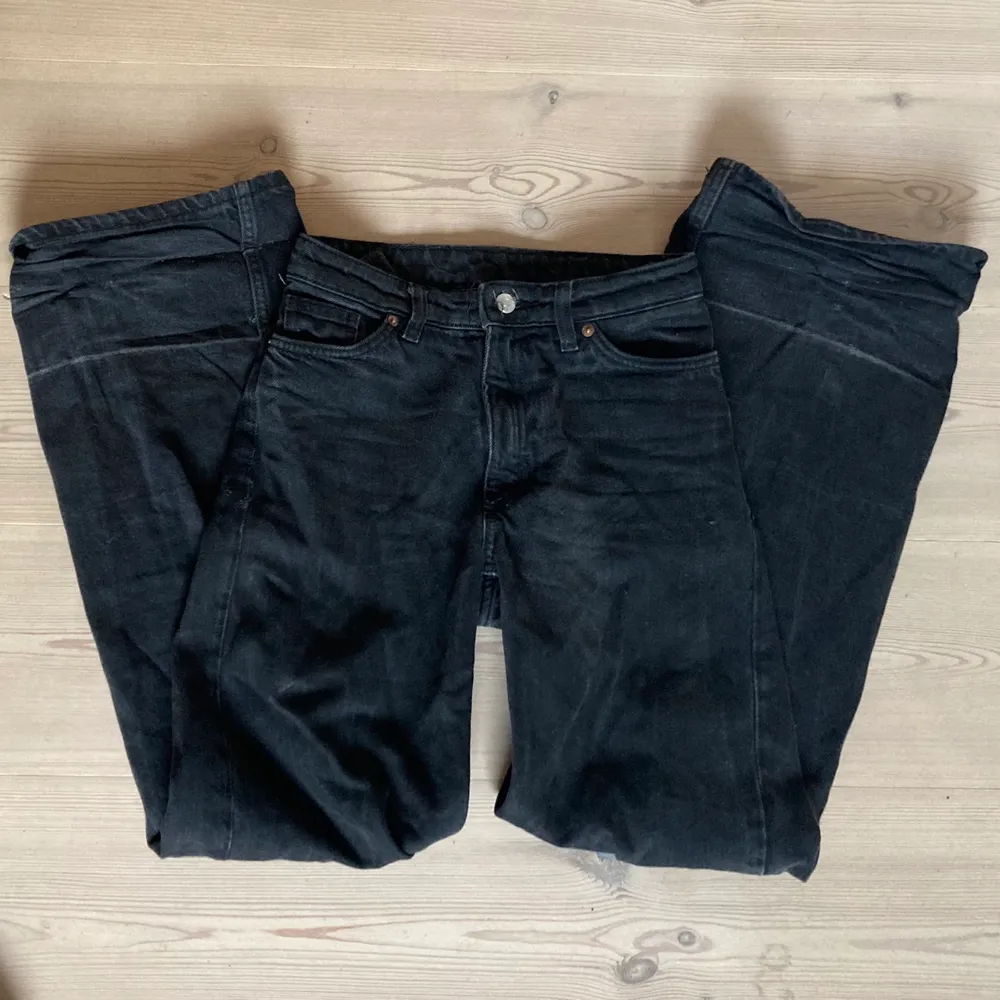 Monki yoko black jeans som är andvända och är lite urtvättade i färgen, fortfarande bra skick. Skriv privat för mer info/bilder!. Jeans & Byxor.