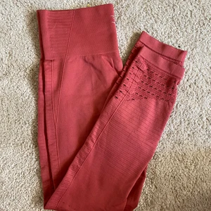 Gymshark energy + seamless M - Ett par träningstights från Gymshark i modellen energy + seamless. Sitter superbra och är väldigt sköna. De är i Medium men skulle även passa S. 