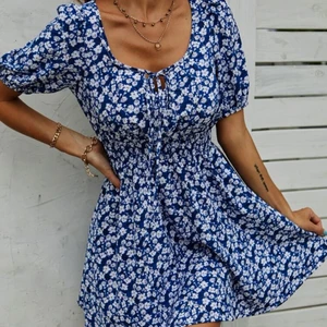 Sommarklänning - Superfin sommarklänning med jättefin blå färg, sitter som på bilden och passar mig som brukar ha storlek S/M. Jätteskönt material och bra passform, Frakt tillkommer på 60 kr spårbart