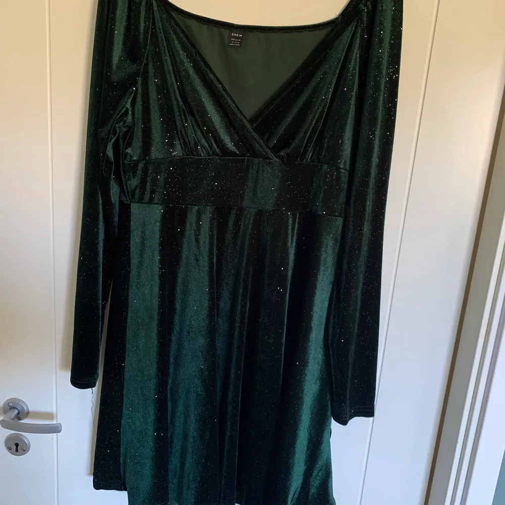 Glittrig klänning från Shein i storlek XL/44. Endast provad. Köpt för 189kr. Klänningar.
