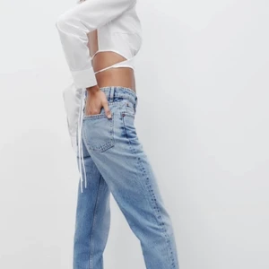 ZARA straight leg jeans  - Storlek 34, passar helt perfekt inför sommaren buda privat från 250kr helt nya!!!!😝❤️