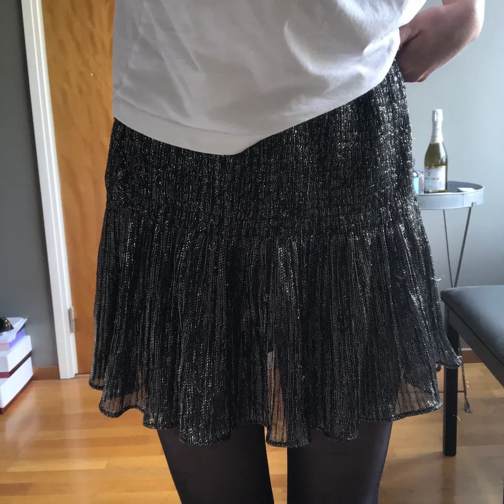 Så fin glittrig kjol med inbyggda shorts från Zara. Storlek XS men passar på mig som vanligtvis har S💕. Kjolar.