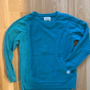 Finstickad petrol blue tröja från Zara - Snygg långärmad tröja från Zara. Petrolblå färg, finstickad. Stl 128.