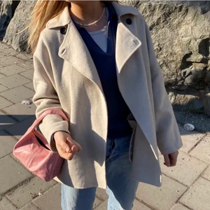 Jacka zara  - Säljer denna fina kappa från zara!! Perfekt till våren och inte för tjock