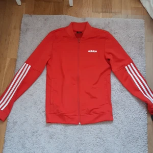Adidas tröja - En jättefin äkta röd Adidas kofta! Jättebra kvalité aldrig använd och har storleken XS❤