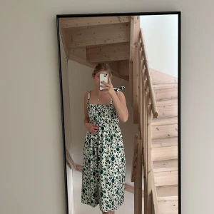 Klänning - Klänning från shein i storlek M men den passar både större och mindre då den är väldigt töjbar i tyget.  