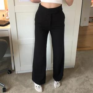 HM kostymbyxa stl 38 - Säljer dessa svarta kostymbyxor. Jag är 176 cm lång. Använda ett fåtal gånger och ganska nyinköpta. Betalning via swish. 
