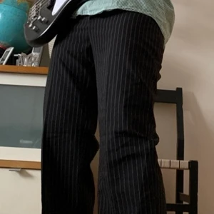 Randiga kostymbyxor  - Köpta på Humana, riktigt sköna och snygga !!! Köparen står för frakt 🚚 