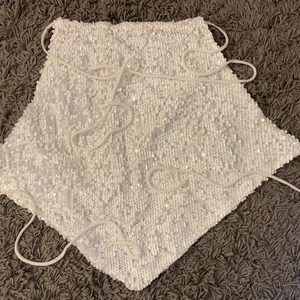 Topp - Så himla fin och gullig topp med paljetter och den är även helt öppen i ryggen! Kommer inte längre till användning dock, därav så säljer jag denna💕