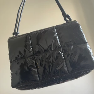 Puffer väska - Nypris 400kr. Bra skick användes Max 3 ggr.