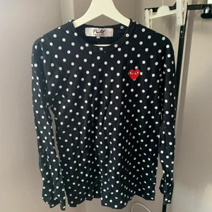 Cdg longsleeve - En comme des carcons i storlek Large, men pssar mig som är S/M. Är i jättebra skick men kommer inte till använding. Tänker mig 600 plus frakt.                                                             Mvh