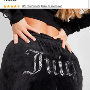 Juicy byxor - Jättefina juicybyxor, alla diamanter kvar och väldigt fint skick. Storlek M men passar både S och M. Kan fraktas eller möta upp i göteborg. Pris kan diskuteras vid snabb affär