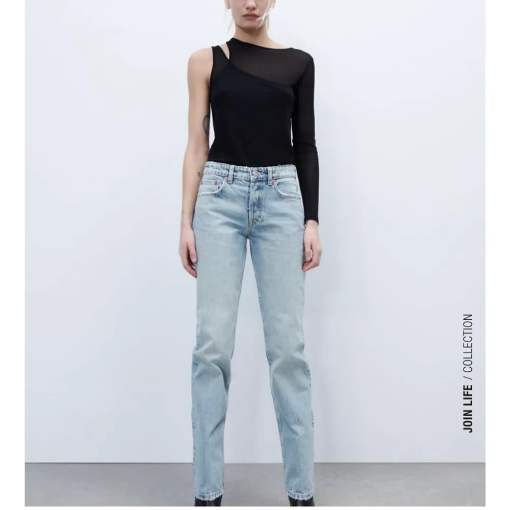 Zara jeans i modellen straight och mid waist. Aldrig använda då ja tycker dom sitter lite för tajt på mig och hann inte returnera. Har på mig storlek 38 på andra bilden💓 Orginalpris:349. Jeans & Byxor.