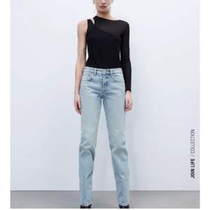 Zara jeans i modellen straight och mid waist. Aldrig använda då ja tycker dom sitter lite för tajt på mig och hann inte returnera. Har på mig storlek 38 på andra bilden💓 Orginalpris:349