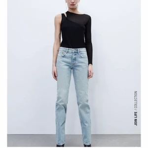 Zara jeans - Zara jeans i modellen straight och mid waist. Aldrig använda då ja tycker dom sitter lite för tajt på mig och hann inte returnera. Har på mig storlek 38 på andra bilden💓 Orginalpris:349