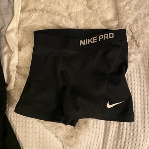 Nike shorts - Svart klassiska nike shorts i sportmaterial, strl S. Använt men fint skick.