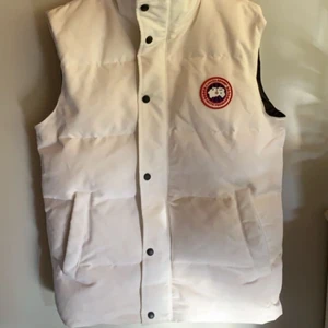 Vit goose väst - Storlek L, okej skick. Kan fraktas om köparen står för frakt